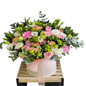  Kemer Flowers Delivery Elegantes Lisianthus-Rosen-Arrangement in weißer Box