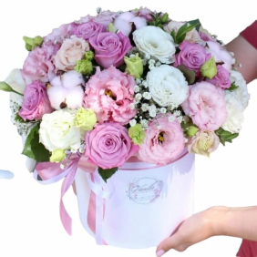  Kemer Blumen Lisianthus und Rosen in einer weißen Box