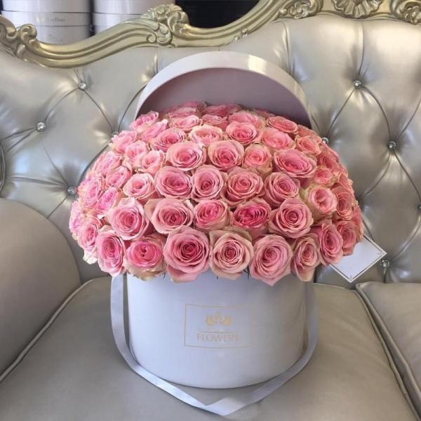 Kemer Blumenbestellung Stilvolle rosa Rosen 51 Stück in weißer Box